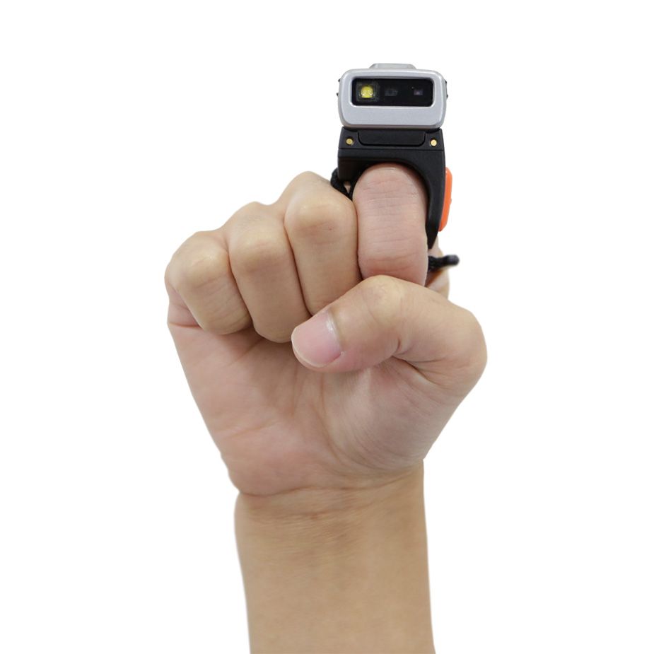 Skaner na rękę Point Mobile PM5 na zaciśniętej dłoni